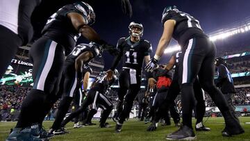 PHILADELPHIA, PA - DECEMBER 22: Quarterback Carson Wentz #11 of the Philadelphia Eagles high fives his teammates as he runs on the field prior to the game against the New York Giants at Lincoln Financial Field on December 22, 2016 in Philadelphia, Pennsylvania. Al Bello/Getty Images/AFP
== FOR NEWSPAPERS, INTERNET, TELCOS & TELEVISION USE ONLY ==