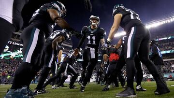 PHILADELPHIA, PA - DECEMBER 22: Quarterback Carson Wentz #11 of the Philadelphia Eagles high fives his teammates as he runs on the field prior to the game against the New York Giants at Lincoln Financial Field on December 22, 2016 in Philadelphia, Pennsylvania.   Al Bello/Getty Images/AFP
 == FOR NEWSPAPERS, INTERNET, TELCOS &amp; TELEVISION USE ONLY ==