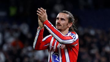 Griezmann aplaude a la afición del Atlético.