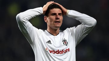 Mario Gómez negocia con Barça y Dortmund, según el Besiktas