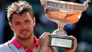 FILE PHOTO: Stan Wawrinka of Switzerland poses with the trophy during the ceremony after winning the men's singles final match against Novak Djokovic of Serbia at the French Open tennis tournament at the Roland Garros stadium in Paris, France, June 7, 2015. REUTERS/Vincent Kessler/File Photo