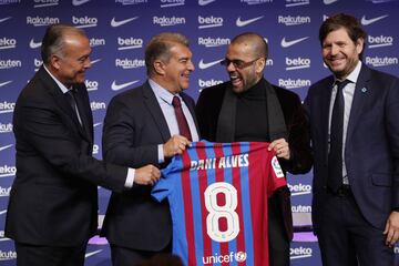 Dani Alves, Joan Laporta, Rafael Yuste y Mateu Alemany.