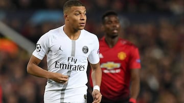 Paris Saint-Germain&#039;s French striker Kylian Mbappe (L) and Manchester United&#039;s French midfielder Paul Pogba run on the pitch during the first leg of the UEFA Champions League round of 16 football match between Manchester United and Paris Saint-G