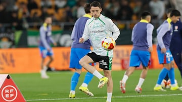 SEVILLA, 05/02/2026.- El centrocampista del Betis Álvaro Fidalgo, durante el calentamiento previo al partido de cuartos de final de la Copa del Rey que Real Betis y Atlético de Madrid disputan este jueves en el estadio de La Cartuja, en Sevilla. EFE/Jose Manuel Vidal