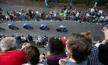 Aficionados durante el paso del equipo Alpecin.