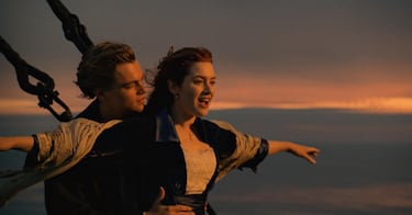 Jack Dawson (Leonardo DiCaprio), joven artista sin nada más que su espíritu libre, se enamora de Rose (Kate Winslet) en medio del lujo del Titanic. Cuando el barco se hunde, Jack la salva colocándola sobre un trozo de puerta mientras él queda sumergido en las aguas heladas. Su muerte, flotando bajo el Atlántico, encarna el amor fugaz y la tragedia de sueños que se ahogan junto a un gigante de acero.
