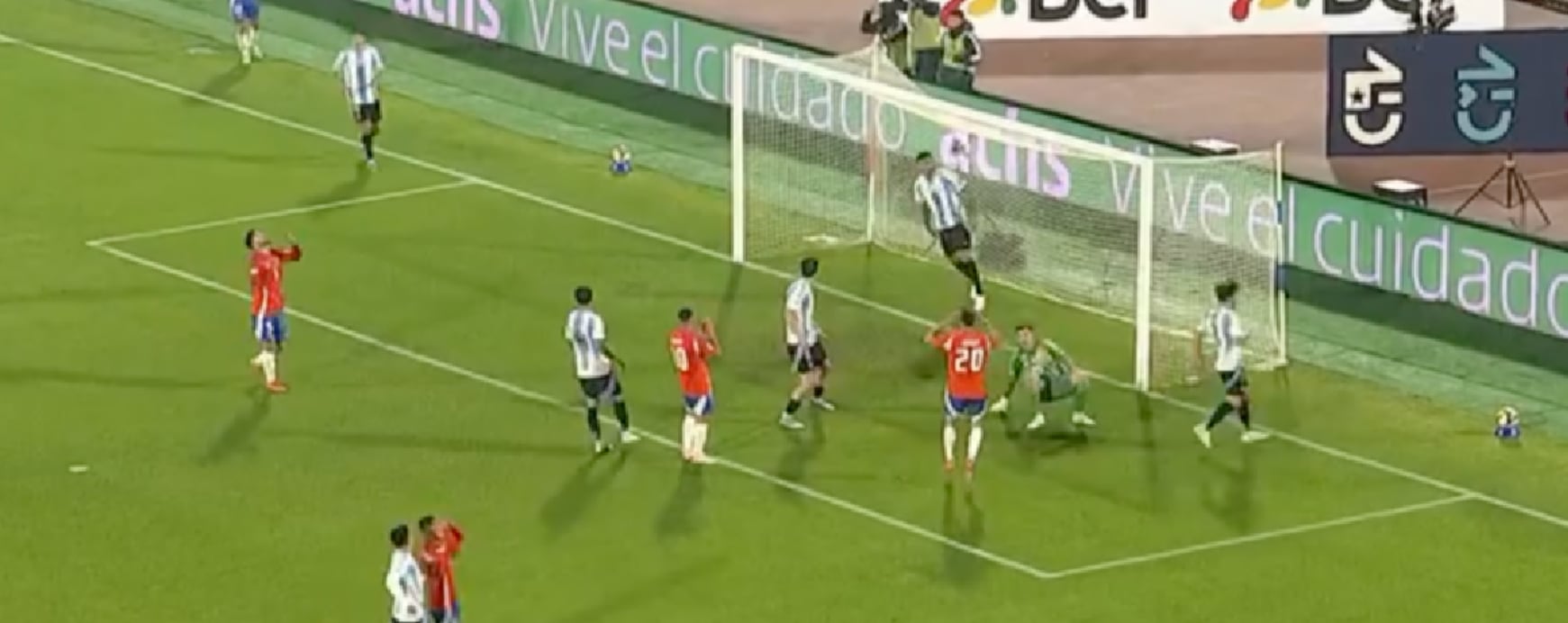 La jugada de Cepeda que todo Chile se lamentó: ¡ojo a la reacción del ‘Dibu’ Martínez!