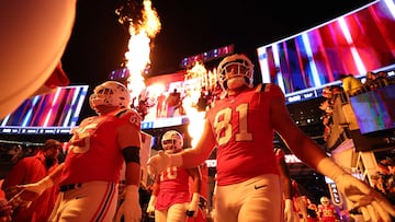 FOXBOROUGH, MASSACHUSETTS - DECEMBER 01: Austin Hooper #81 and Garrett Bradbury #65 of the New England Patriots walk onto the field prior to the game against the New York Giants at Gillette Stadium on December 01, 2025 in Foxborough, Massachusetts. Maddie Meyer/Getty Images/AFP (Photo by Maddie Meyer / GETTY IMAGES NORTH AMERICA / Getty Images via AFP)