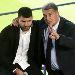 La millonaria indemnización que le podría reclamar el Kun al Barça tras su retirada