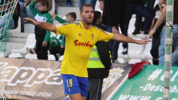 Ortuño jugando con el Cádiz.