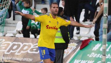 Ortu&ntilde;o jugando con el C&aacute;diz. 
 