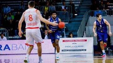 Frantz Massenat sube el balón ante el Maccabi Rishon.