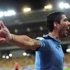 Luis Suárez marca y brilla en Brasil ante un Neymar gris