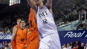 <b>PODERÍO. </b>Mirotic, tratando de anotar ante el Fuenlabrada.