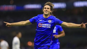 Santiago Giménez no se desespera por falta de minutos