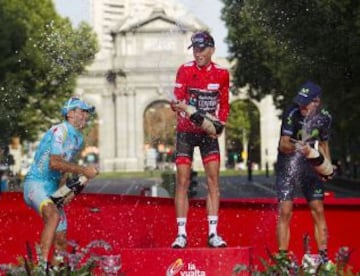 El estadounidense Chris Horner (Radioshack), ganador de la Vuelta Ciclista a España, el italiano del Equipo Astaná, Vicenzo Níbali (izda) y el español del equipo Movistar, Alejandro Valverde, al término de la vigésima primera etapa disputada entre Leganes y Madrid, de 142,2 kilómetros .-