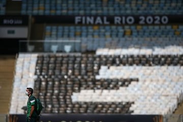 Brazil's Palmeiras Portuguese coach Abel Ferreira stands at the field of the Maracana stadium on January 29, 2021 in Rio de Janeiro, Brazil, on the eve their Copa Libertadores final football match football against Brazil's Santos. (Photo by RICARDO MORAES