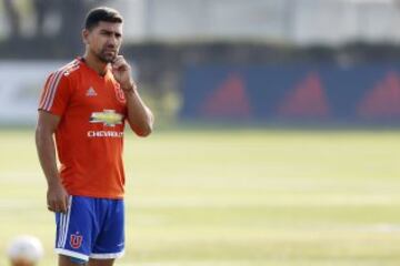 El jugador de Universidad de Chile David Pizarro durante la practica matutina en el CDA de Santiago, Chile.