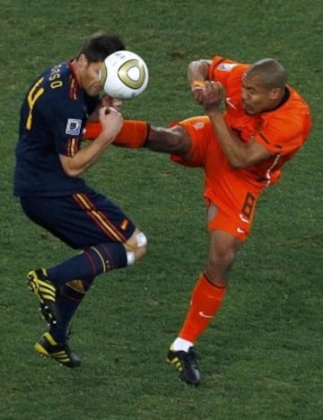 Espectacular patada de Nigel de Jong a Xabi Alonso. 