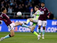 Soccer Football - Premier League - Burnley v Manchester City - Turf Moor, Burnley, Britain - April 22, 2026 Burnley's Maxime Esteve in action with Manchester City's Bernardo Silva Action Images via Reuters/Jason Cairnduff EDITORIAL USE ONLY. NO USE WITH UNAUTHORIZED AUDIO, VIDEO, DATA, FIXTURE LISTS, CLUB/LEAGUE LOGOS OR 'LIVE' SERVICES. ONLINE IN-MATCH USE LIMITED TO 120 IMAGES, NO VIDEO EMULATION. NO USE IN BETTING, GAMES OR SINGLE CLUB/LEAGUE/PLAYER PUBLICATIONS. PLEASE CONTACT YOUR ACCOUNT REPRESENTATIVE FOR FURTHER DETAILS..