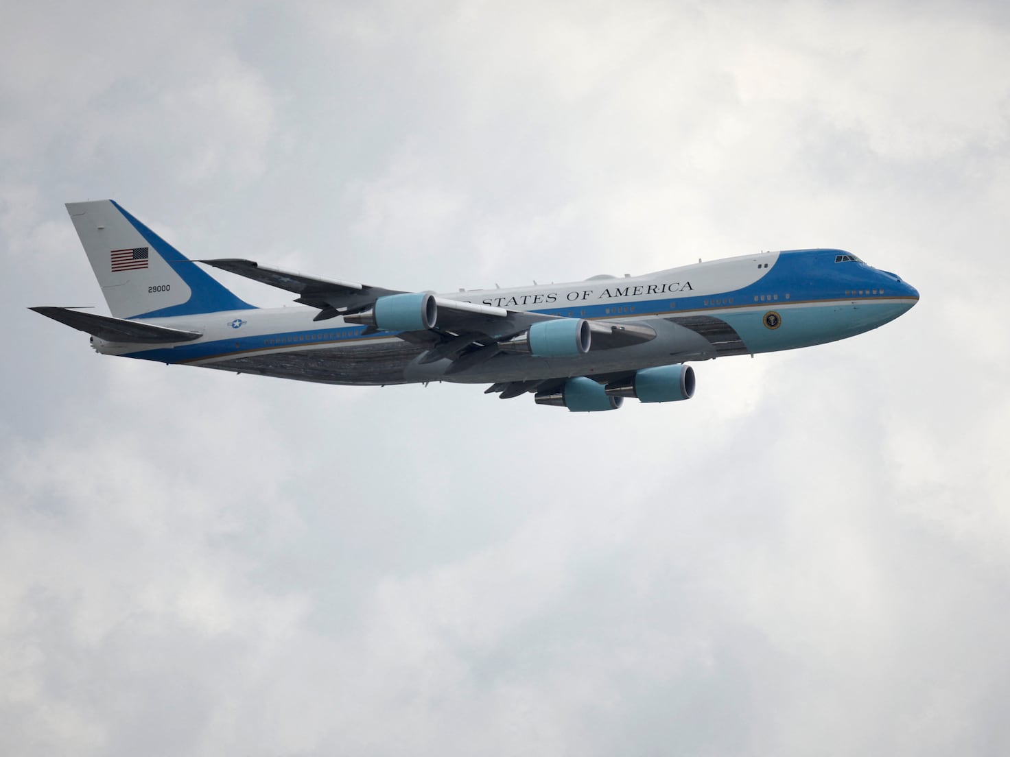 Trump declares war on Boeing for the new Air Force One model. - AS USA