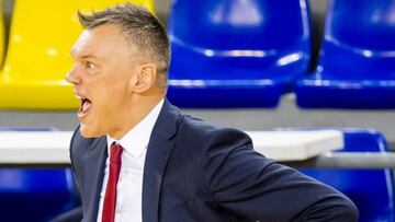 Jaskevicius, ganando de treinta puntos ante Fenerbahce, seguía arengando y corrgiendo a sus jugadores.