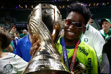 Endrick celebra el Campeonato Paulista en el Allianz Parque de São Paulo.