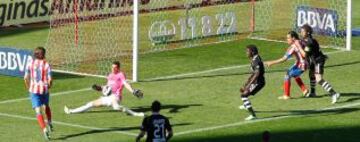 El brasile&ntilde;o Filipe Luis recibe de Adri&aacute;n y bate al portero con la izquierda para marcar el definitivo 5-0. 