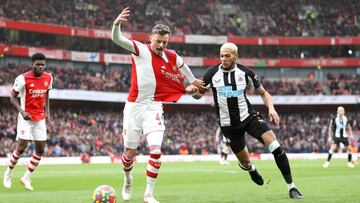 Los j¨®venes acercan al Arsenal a la cima