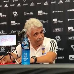 El Tuca Ferretti se molesta y abandona la sala de prensa