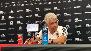 El Tuca Ferretti se molesta y abandona la sala de prensa