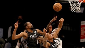 NEW YORK, NEW YORK - JUNE 07: Kevin Durant #7 and Nicolas Claxton #33 of the Brooklyn Nets fight for the rebound with Bobby Portis #9 of the Milwaukee Bucks iduring game two of the Eastern Conference second round series at Barclays Center on June 07, 2021 in the Brooklyn borough of New York City. NOTE TO USER: User expressly acknowledges and agrees that, by downloading and or using this photograph, User is consenting to the terms and conditions of the Getty Images License Agreement. Elsa/Getty Images/AFP
== FOR NEWSPAPERS, INTERNET, TELCOS & TELEVISION USE ONLY ==