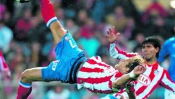 <b>ACROBÁTICO. </b>Al comienzo de la segunda parte, Forlán tuvo este remate de chilena que fi nalmente no acabó en gol. El uruguayo hizo un buen partido.