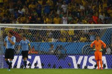 2-0. Cristian RodrÍguez ,Diego Godin y el portero Fernando Muslera se lamentan tras el segundo gol anotado por James Rodríguez.