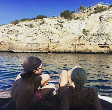 Macarena Gómez y su marido, Aldo Comas, navegando por la costa de Formentera. 