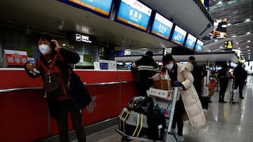 Travellers stand at a ticketing counter at Chengdu Shuangliu International Airport amid a wave of the coronavirus disease (COVID-19) infections, in Chengdu, Sichuan province, China December 30, 2022. REUTERS/Tingshu Wang