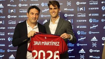 Javi Martínez posa frente a Braulio Vázquez