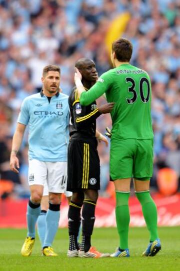 Los jugadores de ambos equipos se despiden al finalizar la semifinal de la FA Cup en Wembley. 