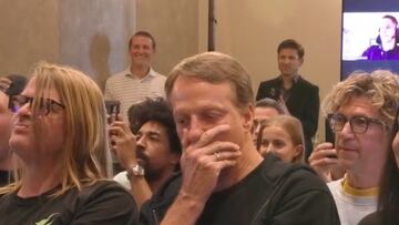 Tony Hawk durante la subasta de su tabla de skate con la que planchó el primer 900 de la historia