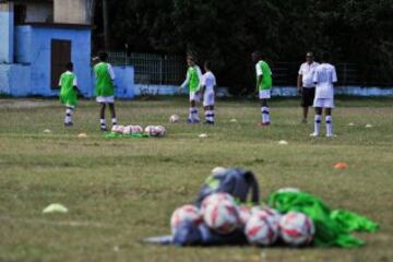 Butragueño con los niños de la Fundación del Real Madrid en La Habana