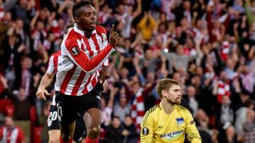 GRAF5009. BILBAO, 23/11/2017.- El centrocampista del Athletic Club Iñaki Williams (i) celebra el gol marcado al portero del Hertha Berlín, Thomas Kraft (d) durante el partido de la Liga Europa del grupo J disputado hoy en San Mamés. EFE/MIGUEL TOÑA