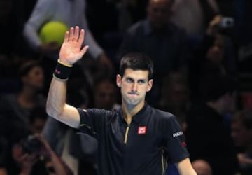 Novak Djokovic levantó su tercer trofeo consecutivo, tras la renuncia de Federer, y seguirá como el mejor del mundo.