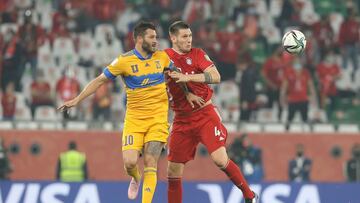 Andr&eacute;-Pierre Gignac pelea el bal&oacute;n contra Niklas Suele en el Mundial de Clubes