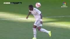 Volvió Vinicius: la 'espaldinha' que deleitó al Bernabéu