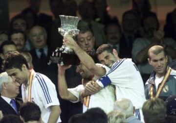 Raúl, Figo, Hierro y Zidane recogiendo la Supercopa de España de 2001, ganada al Zaragoza. 

  