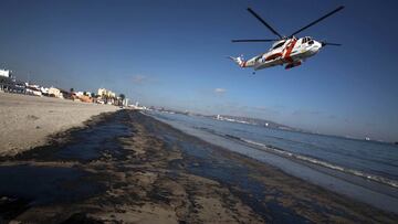 Un helicóptero de salvamento sobrevuela una playa española.