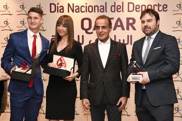 Mohammed Jaham Al Kuwari, embajador de Qatar en España, posa con los premiados.