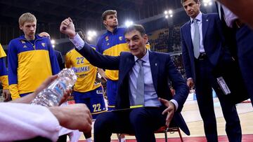 ATHENS, GREECE - OCTOBER 26:  Georgios Bartzokas, Head Coach of Khimki Moscow Region  during the 2017/2018 Turkish Airlines EuroLeague Regular Season Round 4 game between Olympiacos Piraeus and Khimki Moscow Region at Peace and Friendship Stadium on October 26, 2017 in Athens, Greece.  (Photo by Panagiotis Moschandreou/EB via Getty Images)
 PUBLICADA 12/01/18 NA MA24 4COL