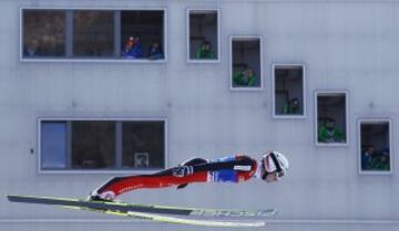 ENERO 2014. El líder de la general Simon Ammann reliza su salto durante el torneo four-hills en Garmisch-Partenkirchen, Alemania. 
