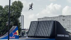 Alejandro Bonafe tirando un Flip Tuck en un salto de 14 metros del Red Bull Roof Ride de MTB del FMB World Tour celebrado en Polonia. 